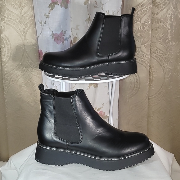 Madden Girl Shoes - Madden Girl Kweenn Black Lug Sole Platform Celsea Boots women's size 8